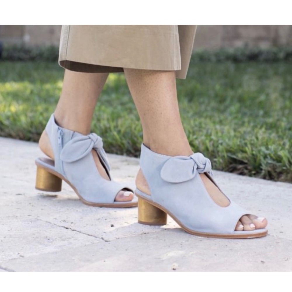 Bernardo Women Blue Suede Bow Peep Toe Block Heel Sandals Size 7M